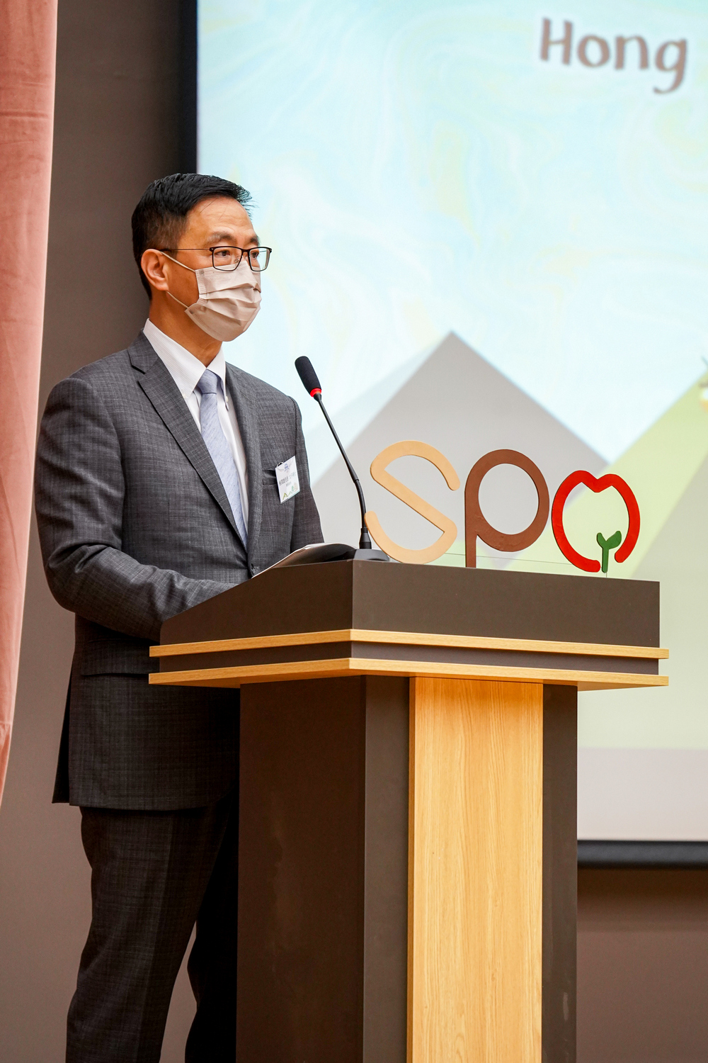 教育局局長楊潤雄先生, JP在開幕禮上致辭。